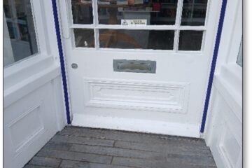 Exterior photo of the shop's entrance with blue colour contrasts for the visually impaired.